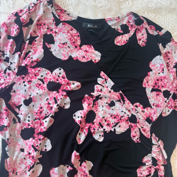 Floral Women's Blouse in Black and Pink - Picture 4 of 10